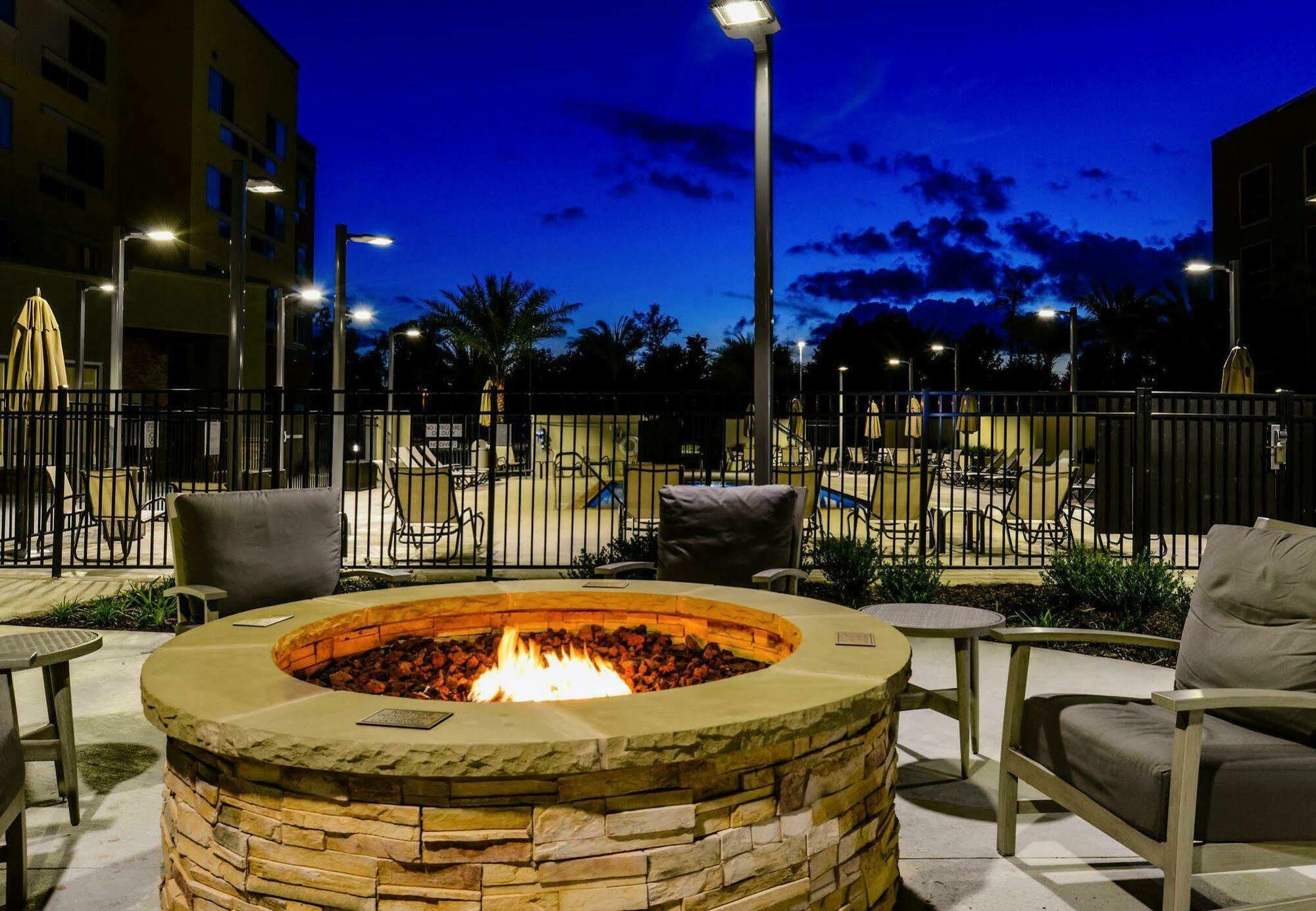 Courtyard Lake Charles Dış mekan fotoğraf